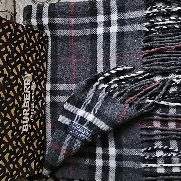 Authentic Burberrys Vintage London LambsWool Scarf Made in England With Box - Picture 2 of 4
